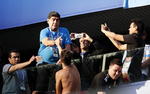 Maradona da la mano a fans argentinos.