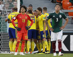 Los jugadores mexicanos trataron de darse aliento tras la derrota.