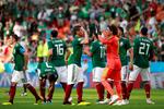 Los jugadores mexicanos trataron de darse aliento tras la derrota.