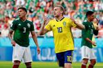 Suecos festejan un gol a México.