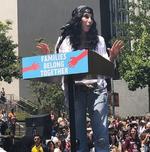 Cherilyn Sarkisian, ​ conocida como Cher, se le vio dando un discurso en contra de las políticas migratorias de Donald Trump.