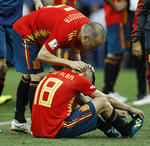 Iniesta acude a consolar a su compañero Jordi Alba.