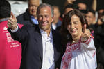Acompañado de su esposa, Juana Cuevas, dijo estar "contento de haber participado en este ejercicio democrático como candidato y también como ciudadano".