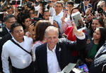 El candidato oficialista José Antonio Meade emitió su voto en el sur de la Ciudad de México, y se mostró "absolutamente seguro" de ganar las elecciones presidenciales que se celebran hoy.