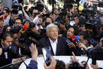 El candidato presidencial de la coalición Juntos Haremos Historia, Andrés Manuel López Obrador, expresó su deseo, al votar esta mañana, de que el proceso electoral en el país se dé en paz y que los mexicanos den ejemplo de responsabilidad.