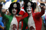 Aficionado asiste al partido de México Vs Brasil con un divertido disfraz.