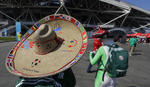 Aficionado con un sombrero mexicano alusivo a la Copa del Mundo.