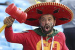 Mexicano con los colores de la bandera pintados en sus rostro.