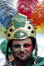 Aficionados mexicanos, uno sosteniendo una imitación de la Copa del Mundo.