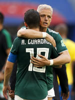 Javier Hernández consuela a Andrés Guardado tras el partido.