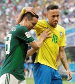Neymar fingió una lesión sobre la banda para hacer tiempo mientras ganaban 1-0.