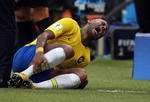 Guardado dialoga con Neymar por sus constantes caídas.