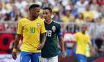 Neymar festeja a lo lejos la victoria de los sudamericanos.