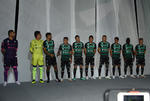 De la mano de Charly Futbol, los Guerreros presentaron su tradicional uniforme albiverde.