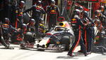 Daniel Ricciardo de Aston Martin se detiene en los pits durante la carrera-