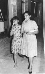 08072018 María del Socorro Puentes Castro y María del Refugio
Herrera Álvarez (f) paseando por el Centro de Torreón
en la década de los 60.