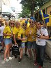 Carlos Giron con aficionados de Suecia