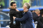 El árbitro mexicano César Arturo Ramos trata de calmar a Didier Deschamps, técnico de Francia.