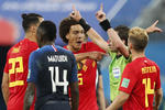 Los jugadores belgas protestan una decisión arbitral.