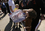 Grandes y niños se dio cita para protestar contra las políticas y la visita del mandatario estadunidense.