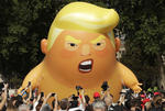 El globo gigante de un "bebé Trump" en pañales y sujetando un móvil se alzó hoy enfrente del Parlamento de Londres, como parte de las protestas por la primera visita oficial al Reino Unido del presidente estadounidense, Donald Trump.