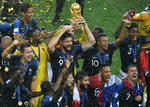 Giroud festeja con la Copa del Mundo en sus manos.