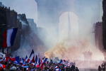 Desde el Arco del Triunfo, la Fuerza Aérea de Francia desplegó los colores de su bandera en lo alto del cielo parisino.