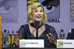 Unos 6,500 asistentes a la Comic-Con vitorearon a la 13ra "Doctor Who" Jodie Whittaker el jueves en San Diego en su primera aparición pública desde que obtuvo el codiciado papel.