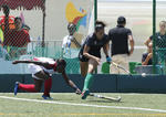 Marlet Correa de México disputa una bola con Roseli Harrys de Cuba en jockey sobre pasto.