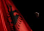 La luna junto a la bandera de Albania.