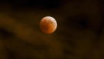 La Luna se ve roja debido a la dispersión atmosférica que hace que la luz roja traspase la atmósfera.
