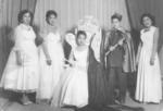 29072018 Reina Consuelo Palomo, Luz Juárez (f), Tere Alemán (f), Margarita Martínez y el Rey Feo, Eusebio Vélez, en 1953, en
una kermesse de la Col. Vencedora.