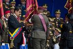 En la tarima junto a Maduro, además de Padrino y la primera dama, Cilia Flores, había representantes de todos los poderes públicos del país.