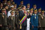 En la tarima junto a Maduro, además de Padrino y la primera dama, Cilia Flores, había representantes de todos los poderes públicos del país.