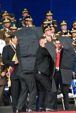En el acto, transmitido en cadena obligatoria de radio y televisión, Maduro defendía las últimas medidas económicas tomadas por su Gobierno cuando un estruendo interrumpió su discurso.