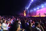 La ausencia de carros pasó desapercibida ante los 30 mil asistentes, cifra oficial, que esperaban de pie, frente a un enorme escenario, la salida de quien fuera el artista más esperado de esta edición, Enrique Iglesias.