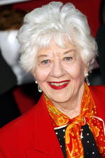 a actriz Charlotte Rae, conocida por sus papeles en las series de televisión “Blanco y Negro” y “Los hechos de la vida”, falleció el domingo 5 de agosto en su casa en Los Ángeles, California, a los 92 años.