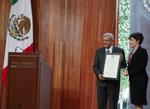 Andrés Manuel López Obrador recibió hoy la constancia de presidente electo de México para comenzar una etapa en la que -asegura- cumplirá todos sus compromisos de campaña y acabará con la "prepotencia" y "deshonestidad" que han marcado las pasadas administraciones.