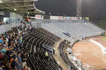 Los aficionados ante la lluvia en el estadio Revolución.