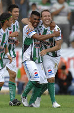 Para el segundo semestre de 2004, “El Hachita” emigró al futbol mexicano de la mano de los desaparecidos Tecos de la UAG, con quienes disputó 70 partidos y anotó 30 goles.