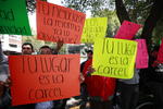 Un grupo de aproximadamente 50 personas se manifestaron frente al hotel Presidente Intercontinental México, en Polanco, en contra de la exdirigente sindical Elba Esther Gordillo, previo a la conferencia que dio ante los medios de comunicación.