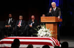 El exvicepresidente de Estados Unidos, Joe Biden, llora durante su mensaje al difunto senador.