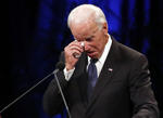 El exvicepresidente de Estados Unidos, Joe Biden, llora durante su mensaje al difunto senador.
