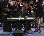 Stevie Wonder durante el funeral de Aretha Franklin.