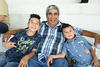03092018 Luis Lazarín con sus nietos, Bruno y Damián.