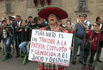 A las afueras del Palacio Nacional se registraron protestas contra el gobierno de Peña Nieto.