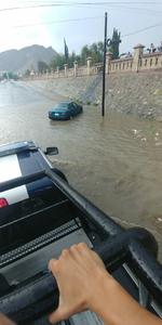 Algunos vehículos quedaron varados debido a las inundaciones.