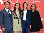 El director de cine estadounidense Brady Corbet, la actriz británica Raffey Cassidy, la franco británica Stacy Martin y la estadounidense Natalie Portman posan a su llegada a la presentación de la película "Vox Lux".