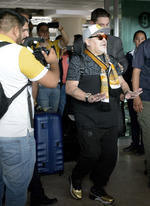 Algunos aficionados que se dieron cita en la Terminal 2 del Aeropuerto Internacional de esta ciudad, quedaron con las ganas de verlo, ya que el "Pelusa" Maradona salió por una puerta alterna para ser trasladado a una sala VIP.