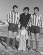 09092018 Raúl y Eladio con su hija, Tracy, y su entrenador, Rafael “Ray” Mendez (f) en 1977, campeones del American Racing de
Long Beach, California.